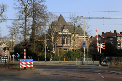 913622 Gezicht op het huis Overweg (Ramstraat 2A) te Utrecht, met op de voorgrond de spoorwegovergang bij het Oorsprongpark.